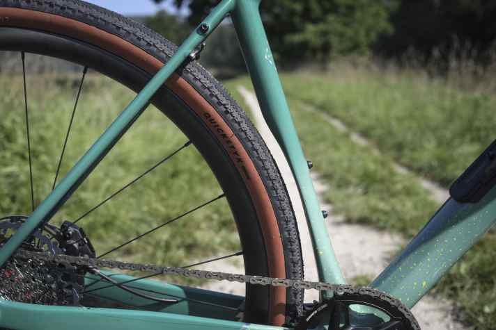 Thanks to the cut-out in the carbon seat tube, the chainstays on the Marin Headlands are short.