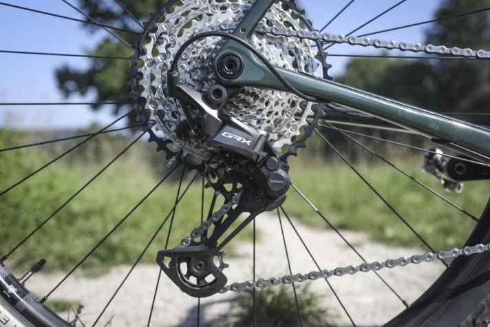On our gravel bike from Salsa, a mechanical Shimano GRX drivetrain shifts twelve gears on a Shimano SLX cassette from the MTB range.