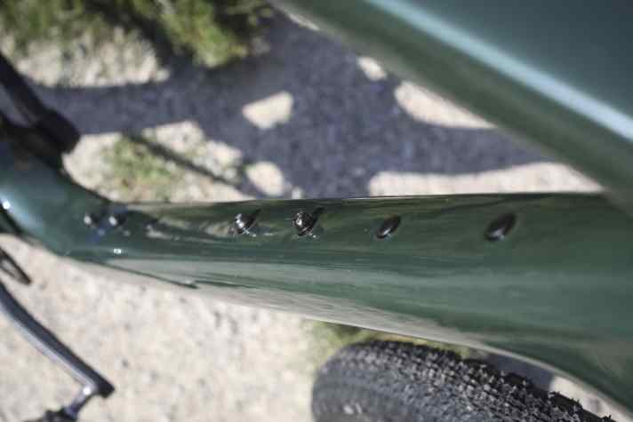 Space for two bottle cages mounted in a row plus accessories: the Salsa Cutthroat is an absolute bikepacking specialist.