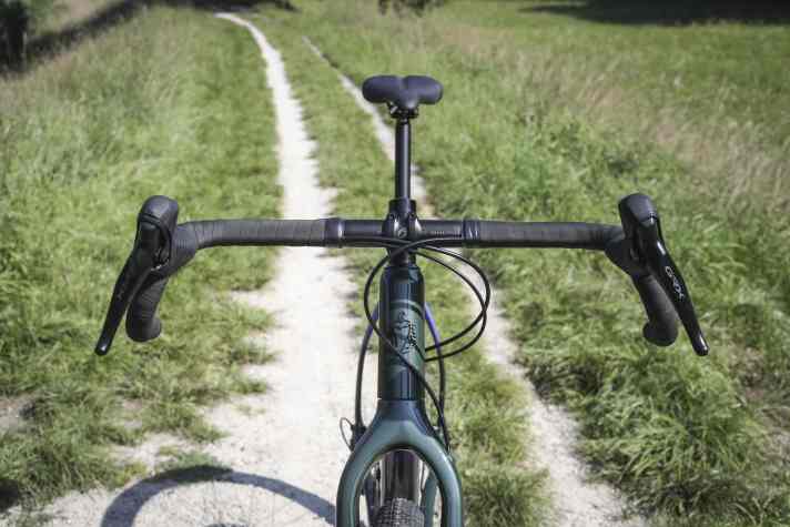 Was ein Bügel! Der Salsa Gravel-Lenker hat Überbreite. Zwischen den Hoods ist jede Menge Platz für eine große Lenkerrolle.