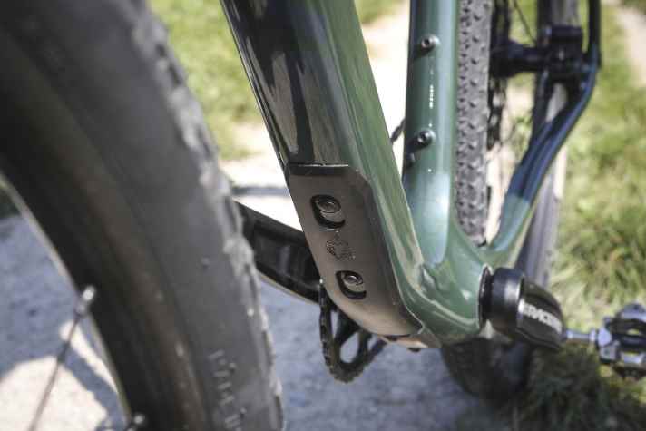 Gut geschützt und trotzdem Platz für eine weitere Trinkflasche: Am Unterrohr des Salsa Cutthroat haben sich die Entwickler nicht lumpen lassen.