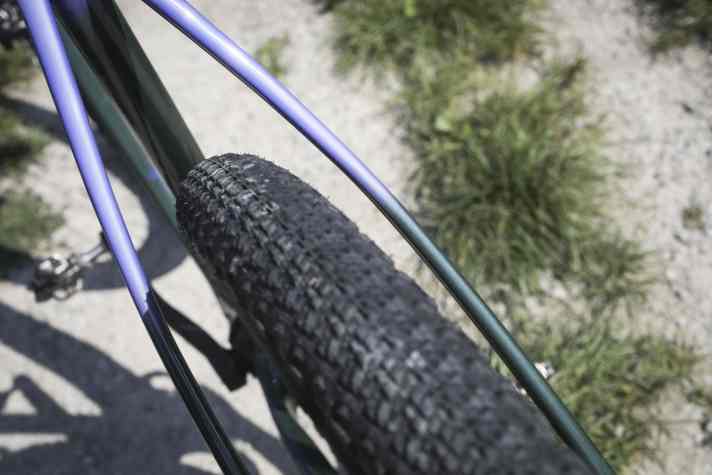 The wide seat stays of the Salsa Cutthroat are designed to increase comfort. The rear triangle of the carbon gravel bike fits 2.4 inch wide mountain bike tyres.