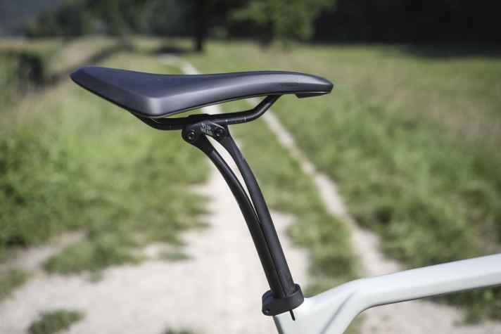 La tige de selle en carbone spécialement conçue du Canyon Grizl est censée améliorer le confort d'assise. Le coude désamorce l'angle d'assise.
