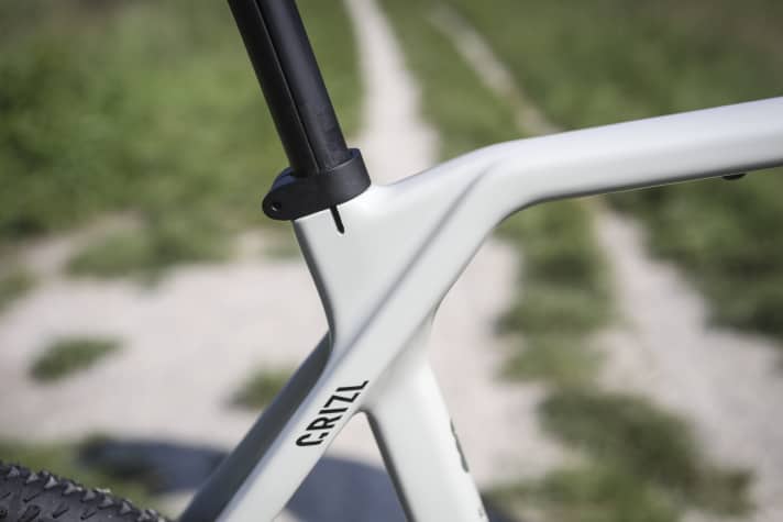 Der dicke Knotenpunkt macht den Carbon-Rahmen des Canyon Grizl steif. Das ist gut für die Laufruhe, beim Komfort muss jedoch die Sattelstütze aushelfen.