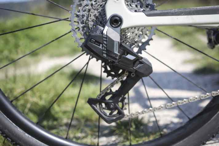 Le Canyon Grizl CF8 w/Rift porte déjà la nouvelle transmission radio Sram Rival XPLR à 13 vitesses. Le rapport le plus léger de la cassette Gravel atteint ses limites dans les rampes raides.