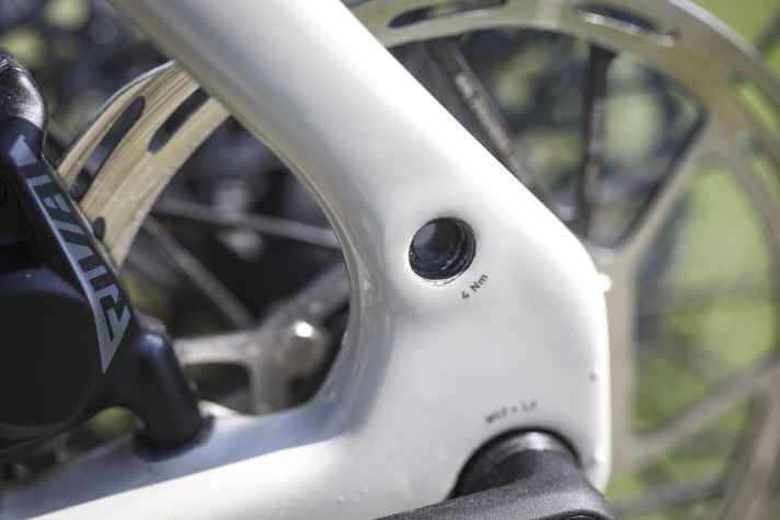 Clever: Replaceable threaded inserts for mounting the pannier rack prevent the carbon frame of the Canyon Grizl from being damaged.