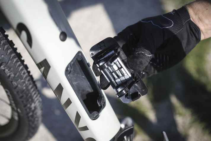The down tube of the Canyon Grizl conceals a storage compartment. Under the small lid is a multitool and a holder for a CO2 cartridge.