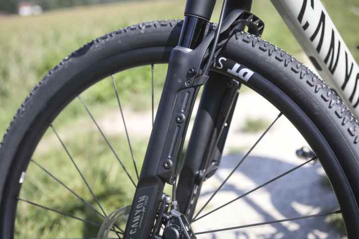 Super pour le bikepacking : même la fourche suspendue du Canyon Grizl peut transporter des bagages. Jusqu'à trois kilos de chaque côté sont autorisés.