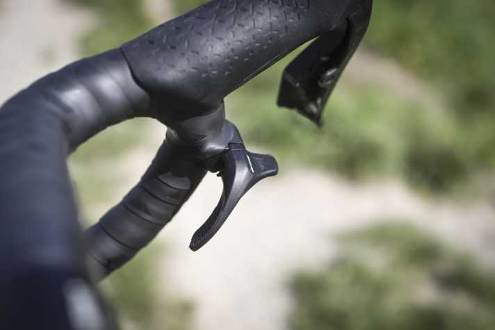 The handlebar remote of the DT Swiss suspension fork is perfectly integrated and locks the fork completely. There is no more room for a dropper remote here.
