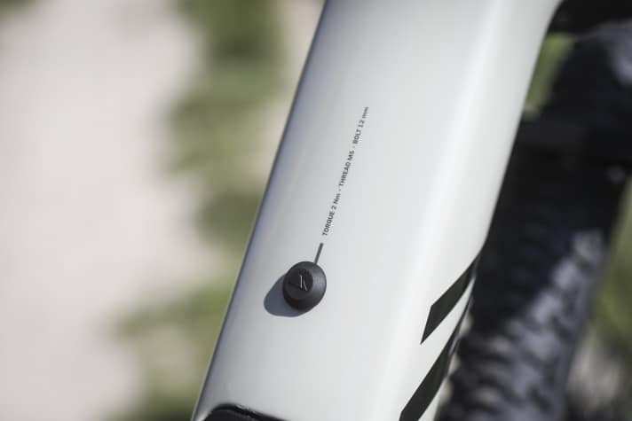 Canyon has thought about the details: a bag system with quick-release fastener from Fidlock can be fitted to the many mounting points.