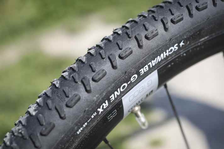 Die Schwalbe G-One Gravel-Reifen am Canyon Grizl konnten uns im Test überzeugen. Ein Tubeless-Aufbau wäre schön gewesen, das Laufradgewicht fällt hoch aus.