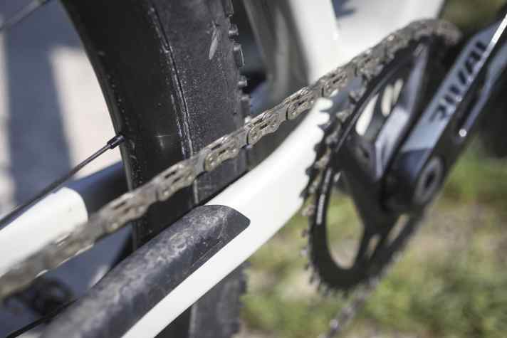 Zu kurz: Der Kettenstrebenschutz am Canyon Grizl dürfte länger ausfallen. In schweren Gängen kann die Kette auf den Rahmen knallen.