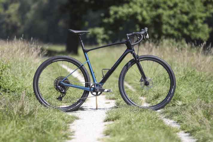 With a suspension seatpost including dropper function, suspension fork and a light-footed, competent wheel combination, the Giant Revolt X is our tip for light trails.
