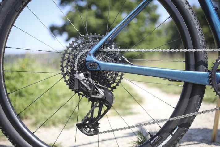 Die einfache Mountainbike-Funkschaltung verleiht dem Giant Revolt X eine gute aber keine vollwertige Übersetzungsbandbreite. Die Verschleißteile des Antriebs stammen aus dem Günstig-Regal.