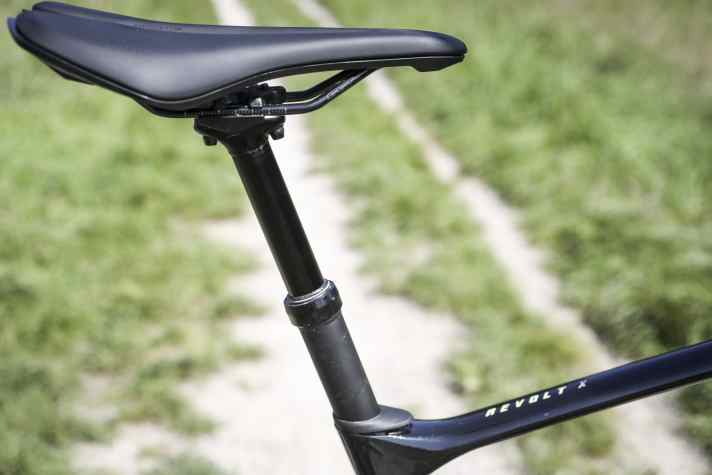 Sie dominiert den Fahreindruck. Die hauseigene Dropper-Post von Giant mit 100 Millimetern Verstellbereich und 25 Millimetern Federweg.