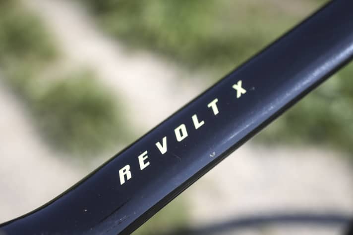 Das X steht für Gelände: Der zusätzliche Buchstabe verrät die Ausrichtung des Giant-Gravelbikes auf unbefestigte Wege.