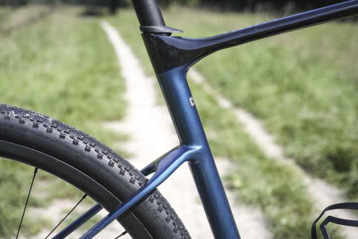 Die tiefansetzenden Sitzstreben mit ihren flachen Profil sollen den Sitzkomfort am Gian Revolt X Gravelbike zusätzlich steigern. In der Praxis wird der Effekt durch die Variostütze überschattet.