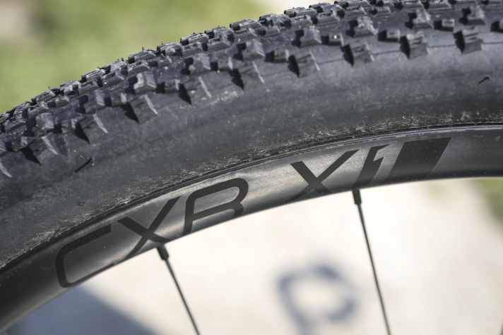 Schön: Giant gönnt dem Revolt X Advanced Pro 2 Felgen aus Carbon. Das schaffen andere Hersteller erst bei teureren Gravelbikes.