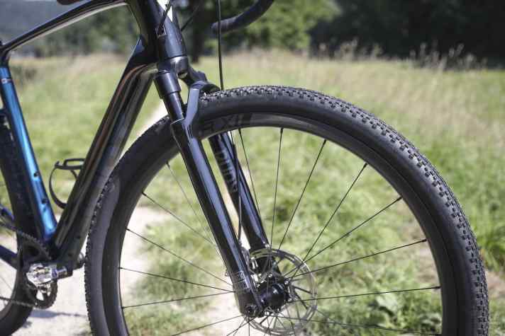 The head tube of the Giant Revolt X Advanced Pro 2 houses a Rockshox Rudy suspension fork with a 40 millimetre crumple zone.