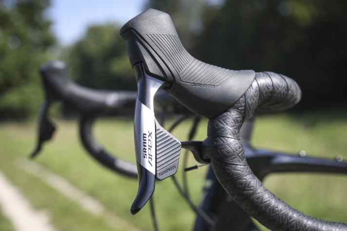 Die Sram Apex AXS Teile am günstigsten Modell der Giant Revolt X Modellreihe verstrahlen nicht unbedingt viel Glanz. Die Funktion der Funkschaltung kann überzeugen, die Bremsen dürften ruhig etwas kräftiger ausfallen.
