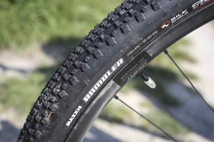 Exemplary: Giant delivers the tyres of the Revolt X gravel bike with a tubeless construction ex works. A benefit for handling and puncture protection!