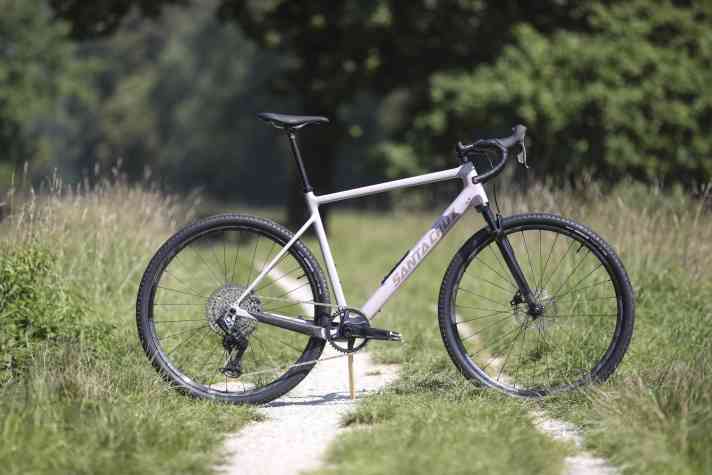 Santa Cruz manages to stay under ten kilos with the Stigmata despite the suspension fork and frame storage compartment.