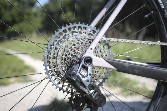 Ein funkgesteuertes Mountainbike-Schaltwerk und eine Kassette mit maximal 52 Zähnen helfen an steilen Rampen mit einem gut funktionierenden Klettergang.