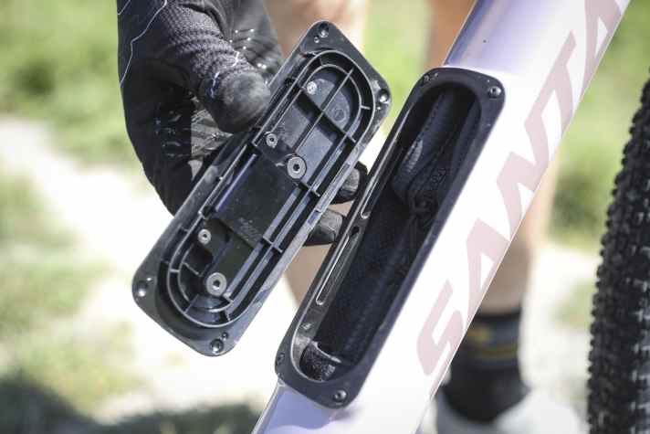 A storage compartment in the down tube of the Santa Cruz Stigmata offers space for small spares, bars or a light windbreaker.
