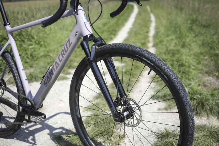Mit 40 Millimetern Federweg glättet die Rockshox Rudy Gravel-Gabel große Schläge aus der Piste. Sensibilität lässt die günstige Ausführung im Test vermissen.