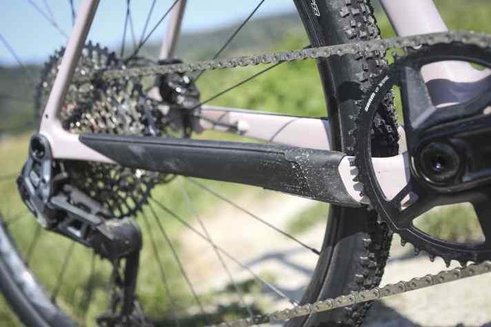 Santa Cruz gönnt dem Stigmata einen großzügigen, gut gedämpften Kettenstrebenschutz - längst nicht selbstverständlich am Gravelbike!