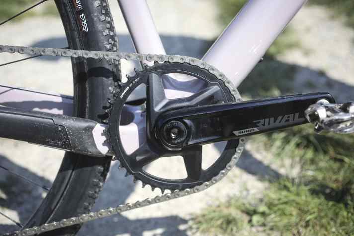 Santa Cruz is the only manufacturer in the test to fit a chainring with 42 teeth. This means that the highest gear is also sufficient for fast descents on tarmac.