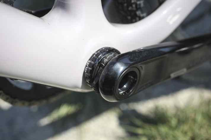 Ein geschraubtes BSA-Tretlager lässt sich am Santa Cuz Stigmata Gravelbike bei Bedarf mit wenig Aufwand wechseln.