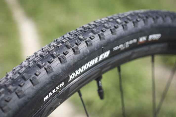 Mit guten Tubeless-Reifen von Maxxis erreicht das Santa Cruz Stigmata trotz Aluminium-Felgen ein geringes Laufradgewicht.