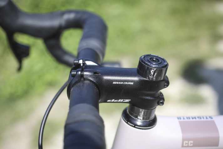 Santa Cruz mitigates the extremely long reach on the Stigmata with a stem that is only 75 millimetres short.