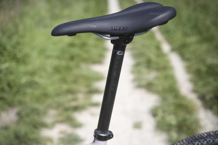 A lightweight carbon seatpost saves weight on the Santa Cruz gravel bike. The seating comfort is in the good mid-range.