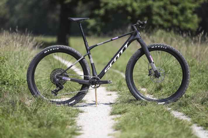 Not all gravel is the same: on extreme long distances, professionals like to rely on an MTB hardtail like the Scott Scale Gravel.