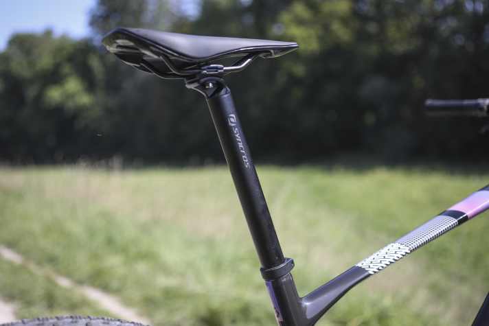 The 31.6 millimetre thick aluminium post hardly gives at all. A thin carbon model would suit the Scott Scale Gravel better.