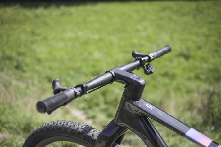 The straight handlebars give the Scott Scale Gravel direct steering behaviour. But is this even a gravel bike?