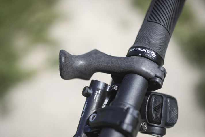 So-called inner bar ends offer an additional, narrow grip position and can improve aerodynamics. These little carbon helpers are fitted as standard on the Scott Scale Gravel.