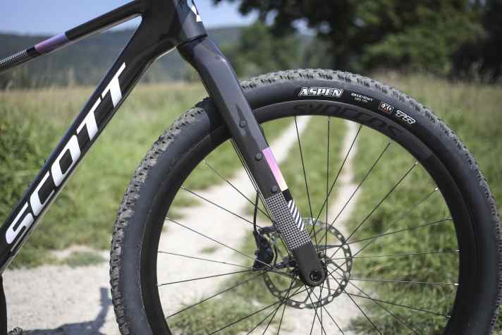 Starr- statt Federgabel: Scott denkt das Mountainbike-Hardtail neu. An der Starrgabel kann Gepäck befestigt werden.