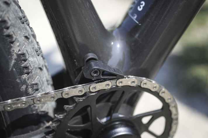 A tiny chain guide keeps the drivetrain of the Scott Scale Gravel in place even in the event of big impacts.
