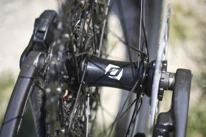 The simple wheels on the Scott Scale Gravel 10 are extremely heavy. The cheap rear hub also doesn't offer direct acceleration.