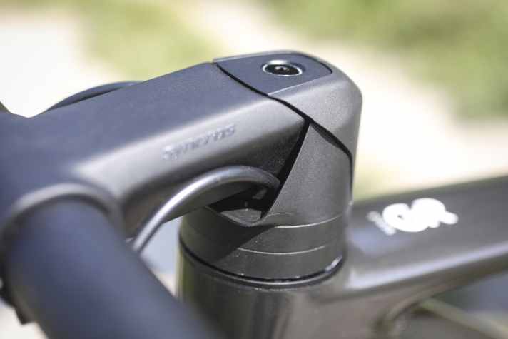 The system integration on the Scott Scale Gravel 10 creates a tidy look.