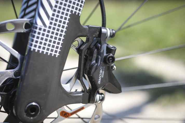 The inexpensive Shimano Deore disc brakes cut an exceptionally weak figure on the Scott mountain bike despite the large disc on the front wheel.