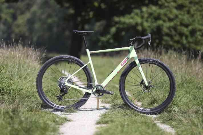 The Alutech Punk lives up to its name: the riding behaviour is cheeky, fun and wild.