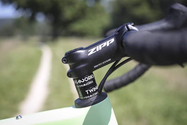 Alutech versucht das extrem kurze Steuerrohr durch einen positiv gewinkelten Vorbau auszugleichen. ganz geht die Rechnung nicht auf.