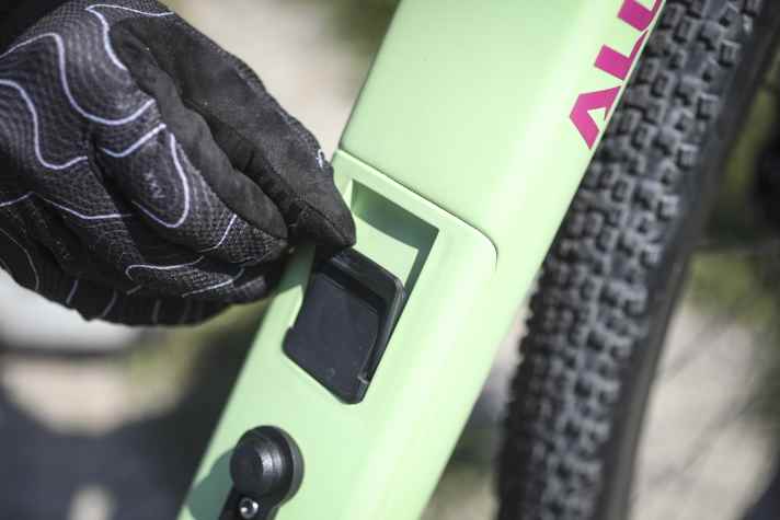The locking system for the "boot" in the down tube of the Alutech Punk comes from Fidlock and impresses with its flawless handling.