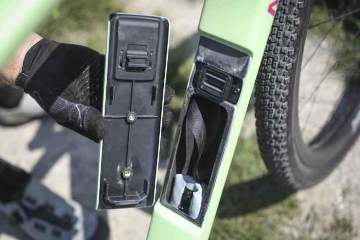 The storage compartment in the down tube of the Alutech Punk 2.0 is generously dimensioned. Unfortunately, accessories rattle in the large resonance chamber.