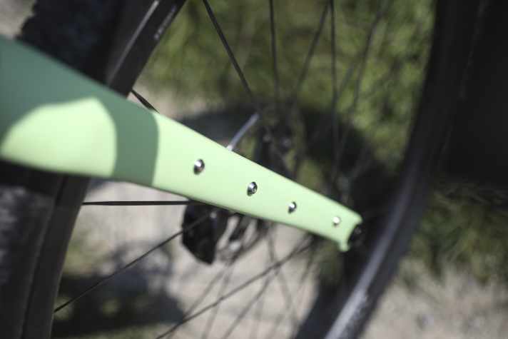 All frame bolts on the Alutech Punk 2.0 are made of titanium. There are four bolt-on points for luggage on each side of the fork.
