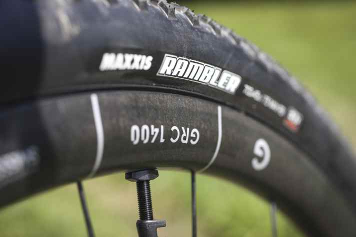 High-quality carbon wheels and tubeless tyres give the Alutech Punk 2.0 fun acceleration and light-footed handling.